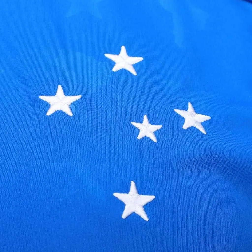 As cinco estrelas do escudo do Cruzeiro bordado e tecnologia AeroReady na nova camisa do Cruzeiro 2026