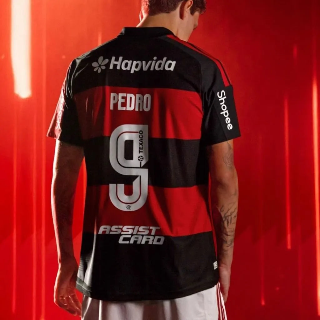 Camisa Flamengo Authentic 2026 modelo jogador Adidas costa, Detalhe da personalização no nome e número do jogador Pedro