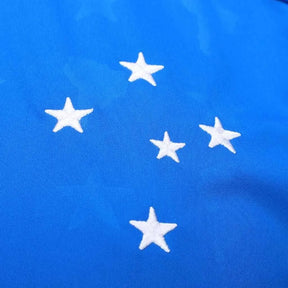 As cinco estrelas do escudo do Cruzeiro bordado e tecnologia AeroReady na nova camisa do Cruzeiro 2026