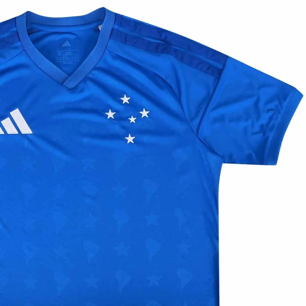 Detalhe do tecido da camisa com estrelas e o mapa da América na frente da camisa