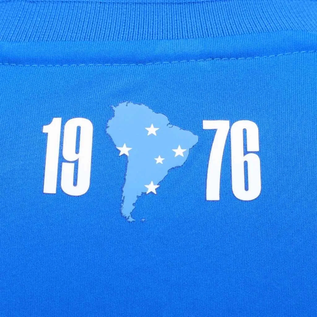 Detalhe das 5 estrelas do Cruzeiro no mapa da América como selo comemorativo de 50 anos do título da Libertadores 1976