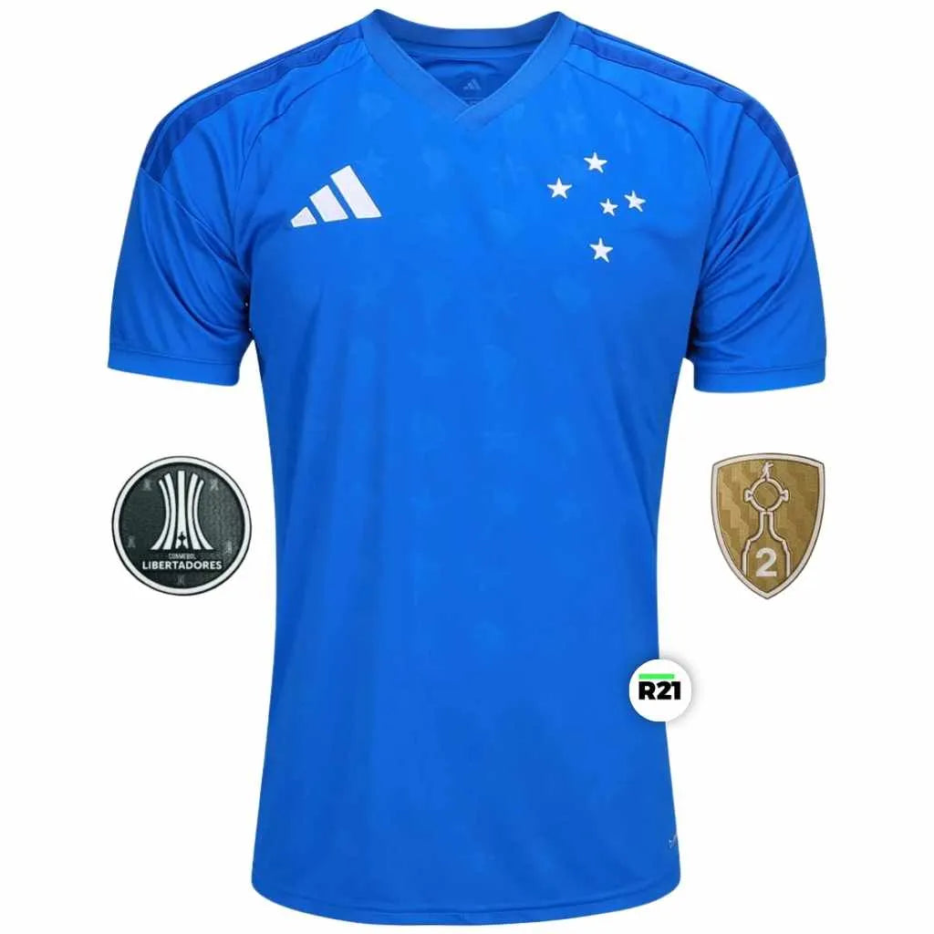 A camisa do Cruzeiro com os Patchs da Libertadores