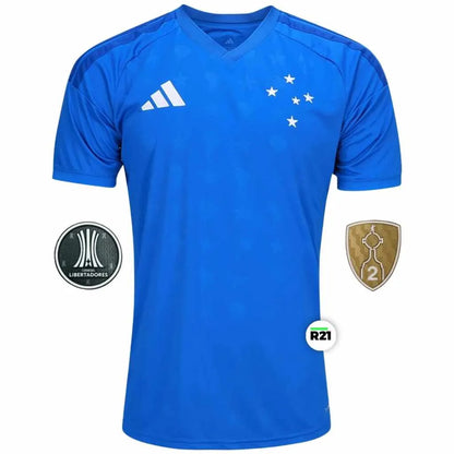 A camisa do Cruzeiro com os Patchs da Libertadores