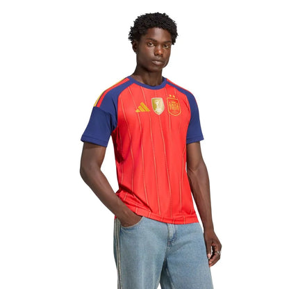 Camisa Masculina Espanha Home 2026 Campeã do Mundo com duas estrelas vista frontal com patch close.