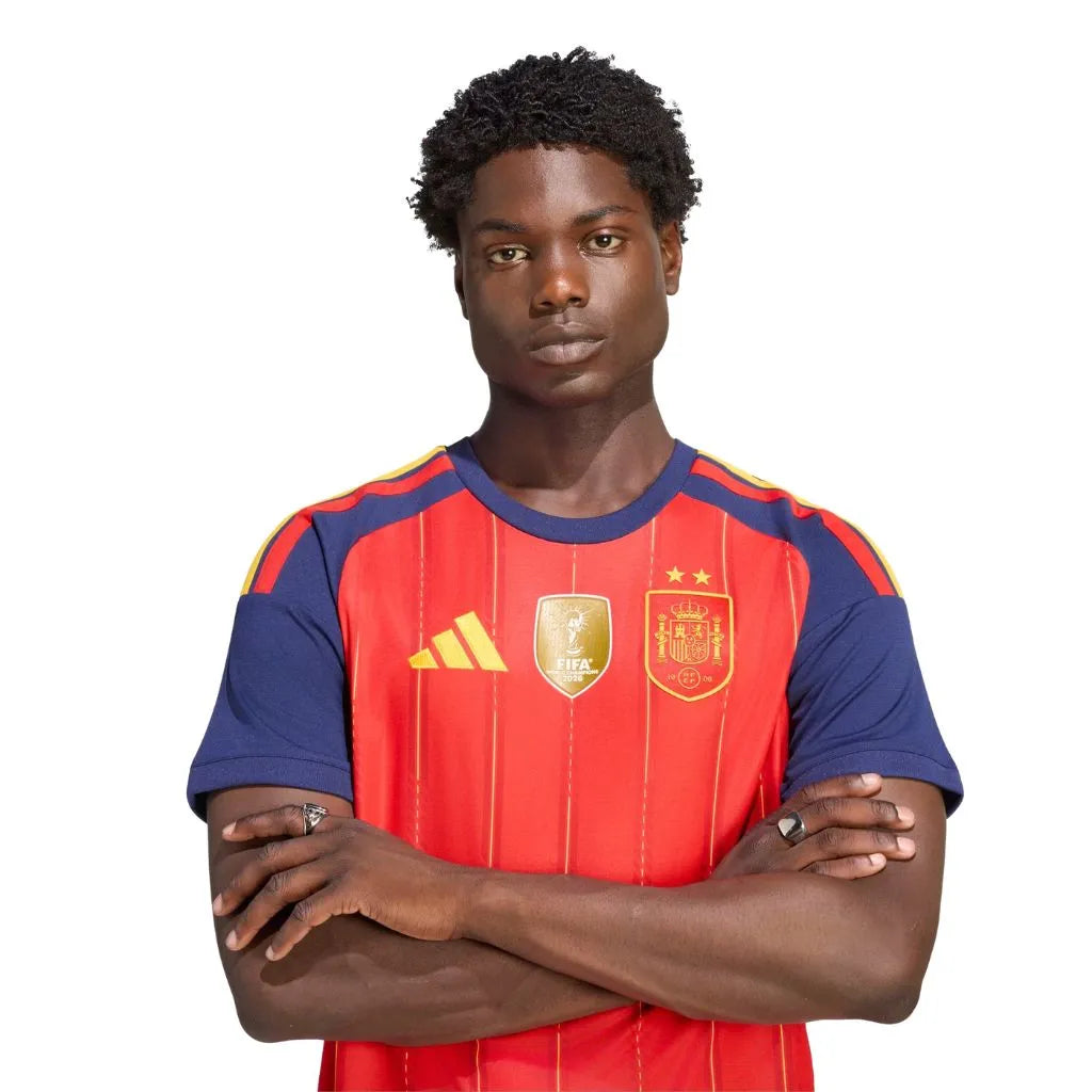 Camisa Masculina Espanha Home 2026 Campeã do Mundo com duas estrelas vista frontal patch.