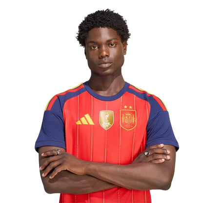 Camisa Masculina Espanha Home 2026 Campeã do Mundo com duas estrelas vista frontal patch.