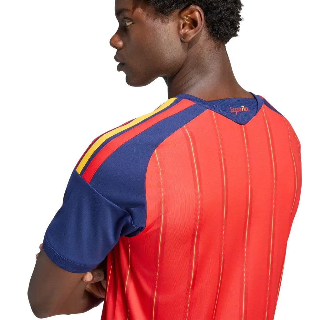 Camisa Masculina Espanha Home 2026 Campeã do Mundo com duas estrelas vista nuca com españa.