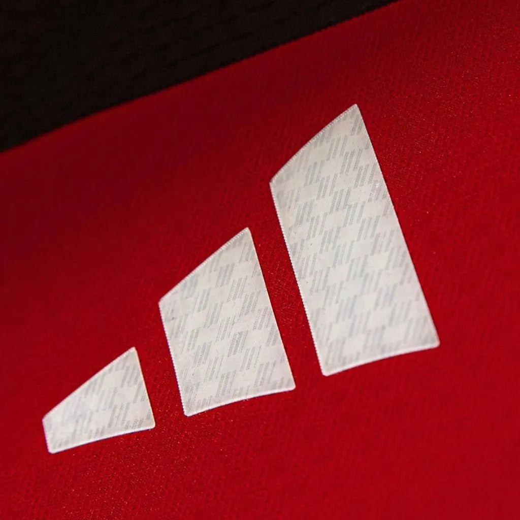 Detalhe da 3 Strippes aplicado da camisa Flamengo Authentic 2026