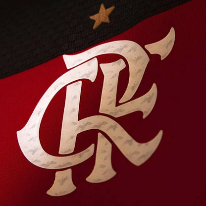 Detalhe do escudo aplicado da camisa Flamengo Authentic 2026