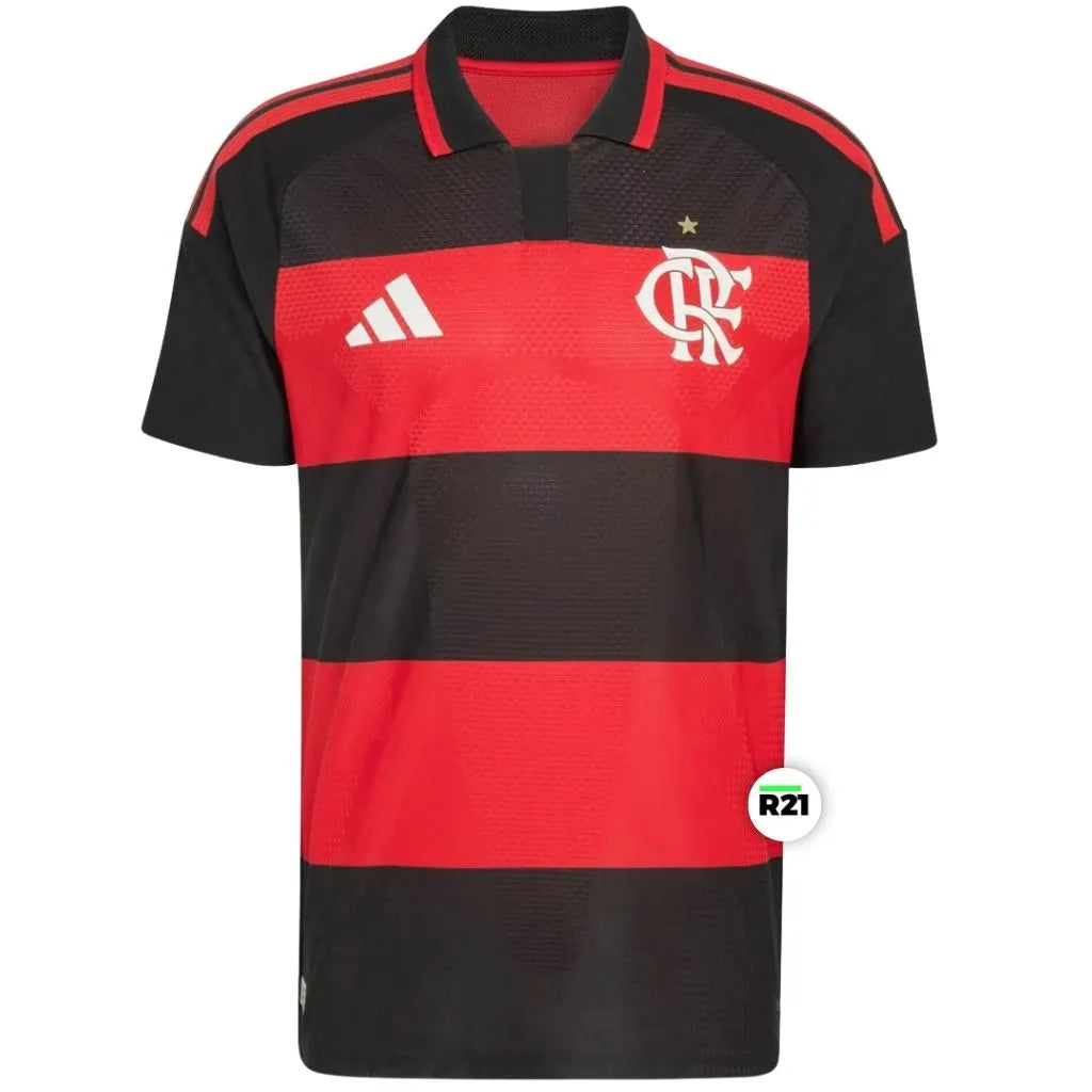 Camisa Flamengo Authentic 2026 modelo jogador Adidas frente, Detalhe do escudo aplicado e tecido tecnológico da camisa Flamengo Authentic 2026