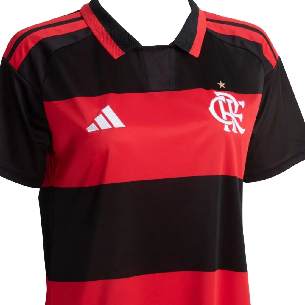 Detalhe do símbolo das três listras da Adidas na camisa do Flamengo Home 2026 bordado