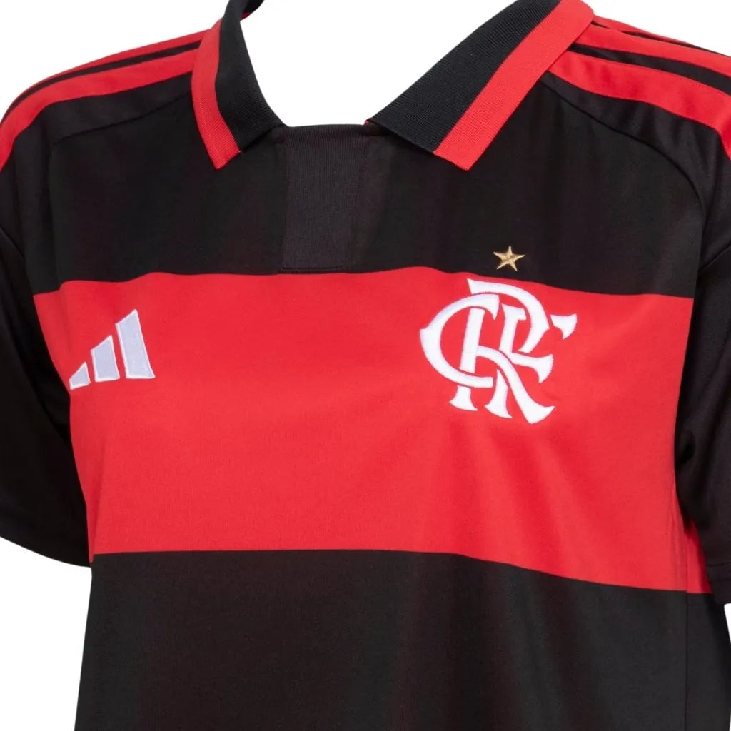 Detalhe do escudo do Flamengo bordado na camisa Home 2026 Adidas Feminina