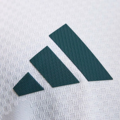 Detalhe simbolo Adidas Real Madrid 2026 Authentic Adidas